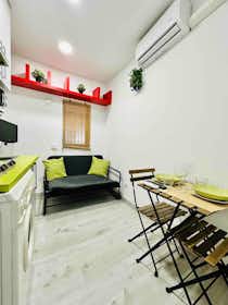 Apartment for rent for €1,200 per month in Madrid, Calle de los Tres Peces