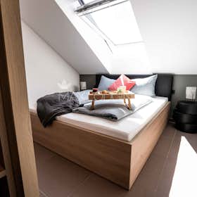 Apartment for rent for €5,575 per month in Munich, Krüner Straße
