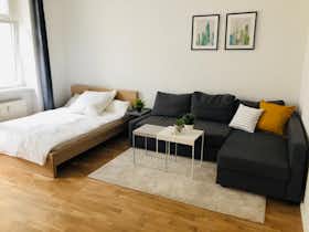 Studio for rent for €1,350 per month in Berlin, Oldenburger Straße