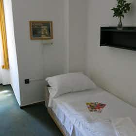 Private room for rent for HUF 194,172 per month in Budapest, Cházár András utca