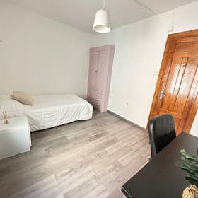 Private room for rent for €360 per month in Granada, Calle Jarrería