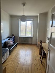 Отдельная комната сдается в аренду за 650 € в месяц в Stockholm, Drottningholmsvägen