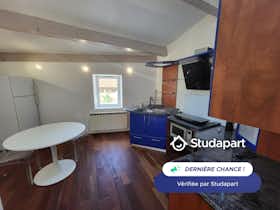 Apartment for rent for €630 per month in Surgères, Rue Puibeillard