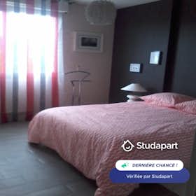 公寓 正在以 €900 的月租出租，其位于 Montgermont, Rue Pierre Loti