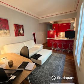 House for rent for €2,800 per month in Paris, Rue Mizon