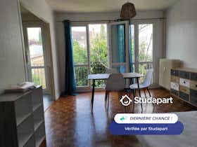Appartement te huur voor € 515 per maand in Poitiers, Boulevard Anatole France