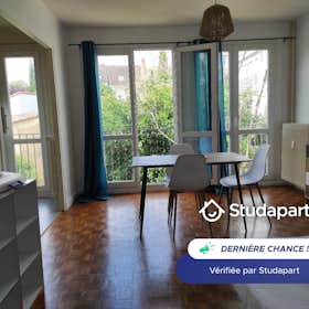 Appartement te huur voor € 515 per maand in Poitiers, Boulevard Anatole France