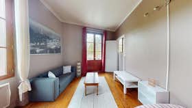 Appartement te huur voor € 450 per maand in Saint-Étienne, Place Paul-Louis Courrier