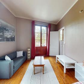 Apartamento para alugar por € 450 por mês em Saint-Étienne, Place Paul-Louis Courrier