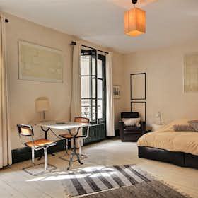 Studio for rent for €1,675 per month in Paris, Rue Budé