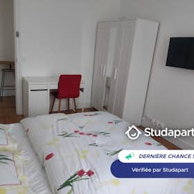 Apartment for rent for €2,100 per month in Asnières-sur-Seine, Rue Magenta