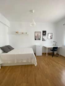 私人房间 正在以 €650 的月租出租，其位于 Sevilla, Calle Guadalimar