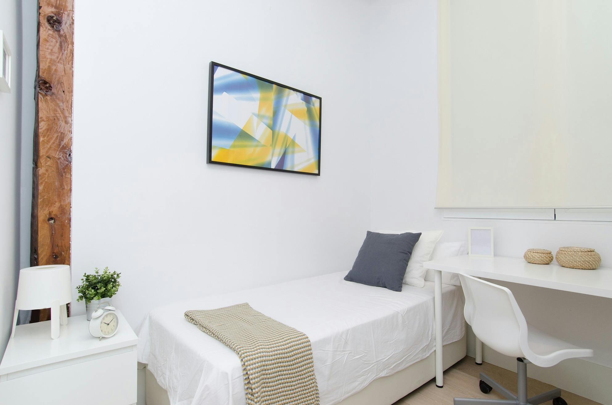 Private room for rent for €740 per month in Madrid, Calle de los Bordadores