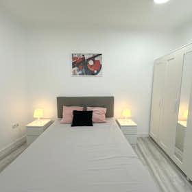Private room for rent for €650 per month in Madrid, Calle de la Magdalena