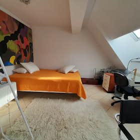 Private room for rent for BGN 1,175 per month in Sofia, Ulitsa Tsar Asen