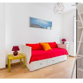 Studio for rent for €1,200 per month in Milan, Via Angelo Rizzoli