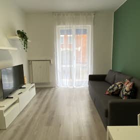 Apartment for rent for €1,740 per month in Milan, Via Tolmezzo