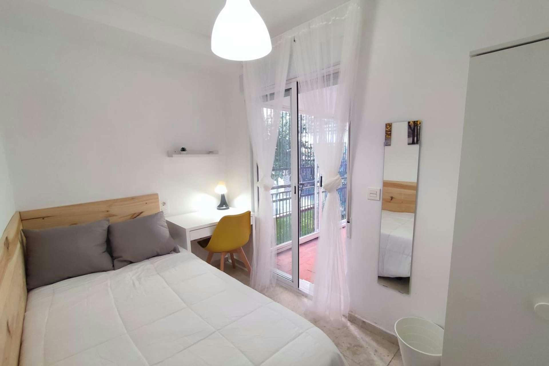 Quarto privado para alugar por € 250 por mês em Granada, Calle Julio Moreno Dávila
