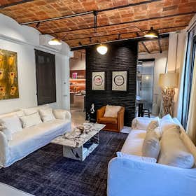 Apartment for rent for €2,800 per month in Barcelona, Carrer de la Fusteria