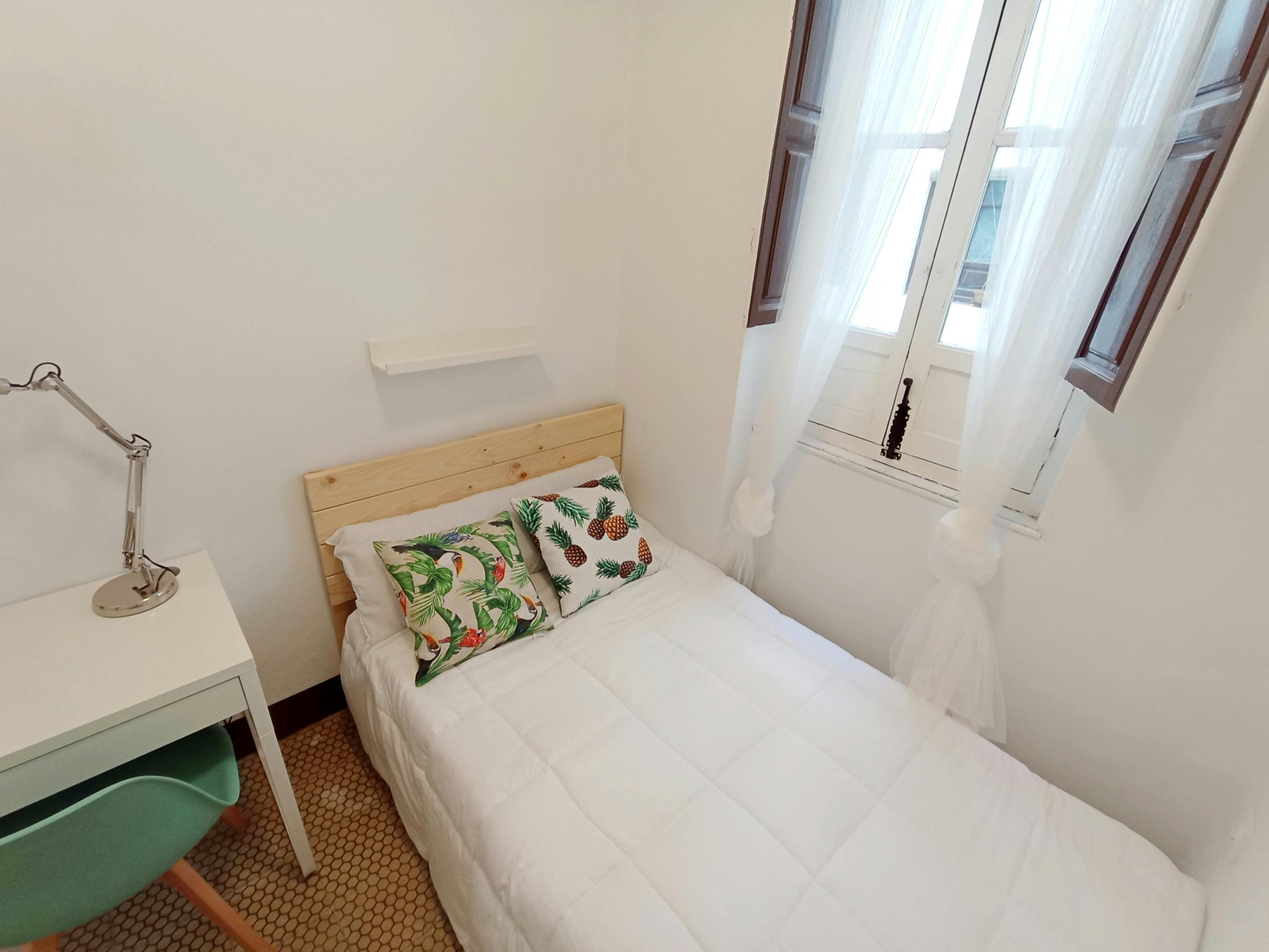 Private room for rent for €280 per month in Granada, Calle Santa Teresa