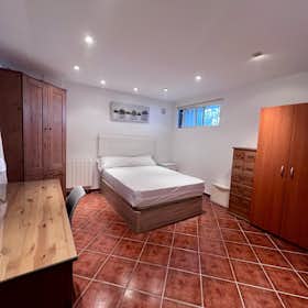 Private room for rent for €600 per month in Madrid, Calle de Josefina Carabias
