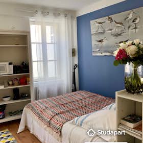 Appartement te huur voor € 560 per maand in La Rochelle, Rue Comtesse