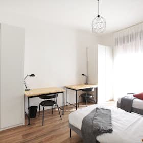 Shared room for rent for €300 per month in Modena, Via Giuseppe Soli