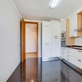 公寓 正在以 €2,850 的月租出租，其位于 Cascais, Rua Cidade de Beja