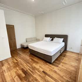 Apartment for rent for €1,050 per month in Ixelles, Rue de Naples