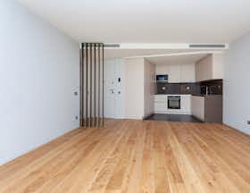 Apartment for rent for €1,950 per month in Lisbon, Rua Nogueira e Sousa