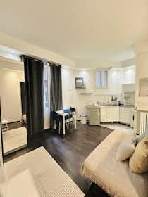 Studio for rent for €1,300 per month in Paris, Rue Caulaincourt