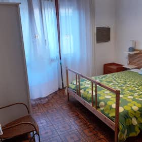Cameră privată de închiriat pentru 470 EUR pe lună în Venice, Via Aleardo Aleardi