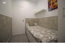 Private room for rent for €550 per month in Madrid, Cuesta de San Vicente