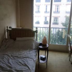 Private room for rent for €700 per month in Paris, Avenue de Montespan