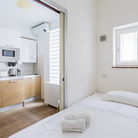 Building for rent for €1,790 per month in Milan, Via Rosolino Pilo