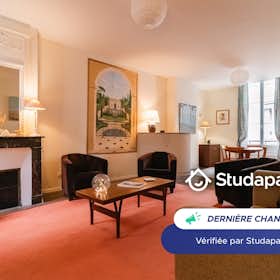 Apartment for rent for €2,200 per month in Bordeaux, Rue Sullivan