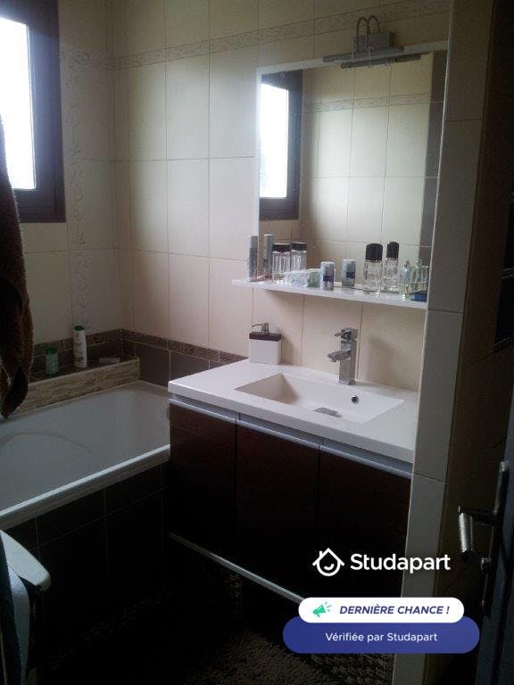 Private room for rent on Rue Claude Debussy, Lyon - Näkymä 5