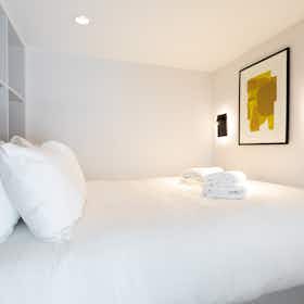 Appartement te huur voor £ 2.820 per maand in London, Coleherne Road