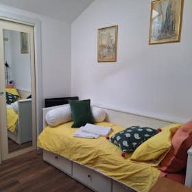 Wohnung zu mieten für 1.550 € pro Monat in Milan, Via André-Marie Ampère