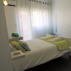 Apartment for rent for €1,250 per month in Porto, Rua do Doutor Joaquim Pires de Lima