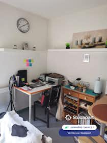Appartement te huur voor € 320 per maand in Saint-Étienne, Rue des Docteurs Charcot
