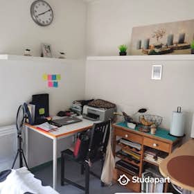 Apartament de închiriat pentru 320 EUR pe lună în Saint-Étienne, Rue des Docteurs Charcot