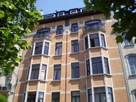 Apartment for rent for €1,400 per month in Molenbeek-Saint-Jean, Boulevard du Jubilé