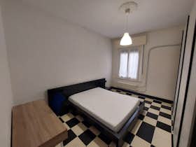 Privé kamer te huur voor € 440 per maand in Parma, Piazza Ghiaia
