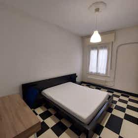 Приватна кімната за оренду для 440 EUR на місяць у Parma, Piazza Ghiaia