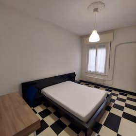 私人房间 正在以 €440 的月租出租，其位于 Parma, Piazza Ghiaia