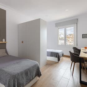 Shared room for rent for €692 per month in Barcelona, Carrer de Balmes