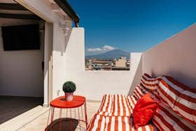 Appartement te huur voor € 4.500 per maand in Catania, Via Giuseppe Garibaldi