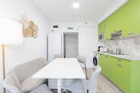 公寓 正在以 €1,000 的月租出租，其位于 Madrid, Calle del Alcalde Sáinz de Baranda