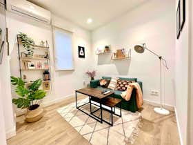 Apartment for rent for €1,000 per month in Madrid, Calle Moratín